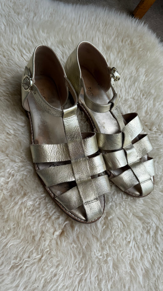 Pilcro Gold Metallic Fisherman Sandals (9)