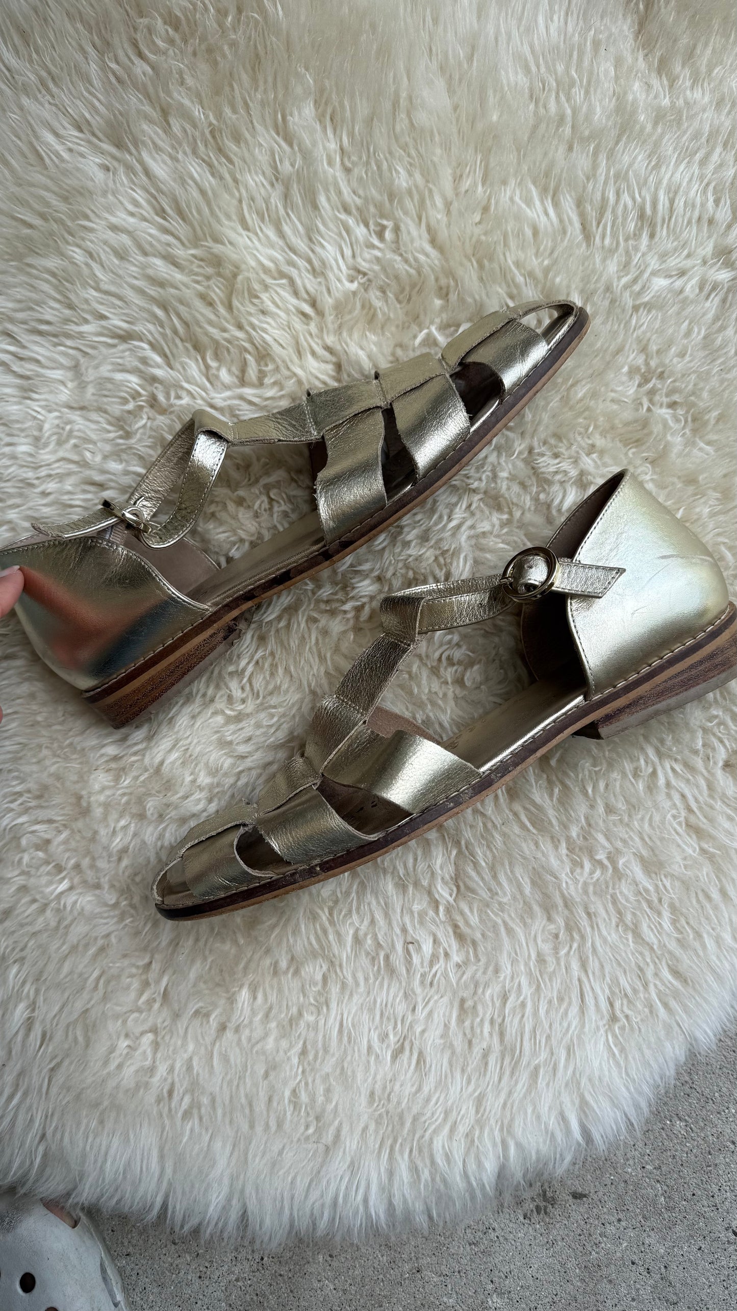 Pilcro Gold Metallic Fisherman Sandals (9)
